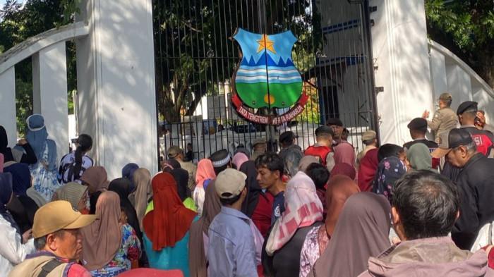 Warga memadati gerbang barat Alun-Alun Garut untuk antre makan gratis dalam acara pernikahan Maula Akbar dan Putri Karlina, sebelum insiden maut terjadi.