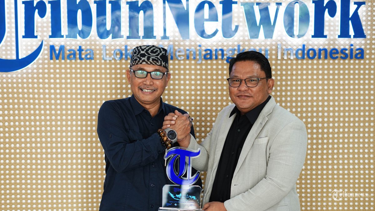 POLEMIK IJAZAH JOKOWI - Advokat Rivai Kusumanegara (kanan) yang merupakan pengacara Presiden Ke-7 RI Joko Widodo menerima plakat yang diberikan langsung oleh Direktur Pemberitaan Tribun Network Febby Mahendra Putra (kiri) seusai melakukan sesi wawancara di Studio Tribun Network, Jakarta, Kamis (1/5/2025). Dalam wawancaranya, Rivai mengungkapkan alasan mengapa baru sekarang Jokowi melaporkan tuduhan ijazahnya yang dianggap palsu ke Polda Metro Jaya. TRIBUNNEWS/IMANUEL NICOLAS MANAFE