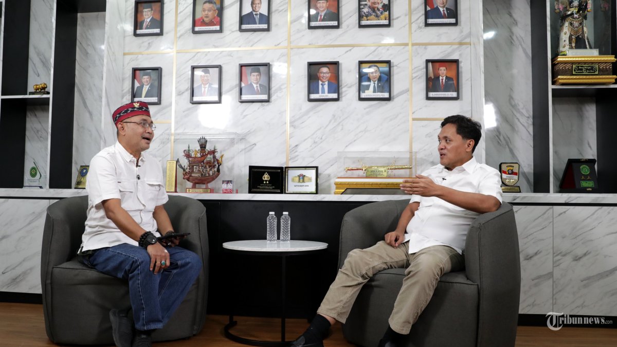 Ketua Komisi III DPR Habiburokhman menjawab pertanyaan dari Direktur Pemberitaan Tribun Network Febby Mahendra Putra saat wawancara khusus dengan Tribunnews.com di Kompleks Parlemen, Senayan, Jakarta, Rabu (30/7/2025). TRIBUNNEWS/IRWAN RISMAWAN