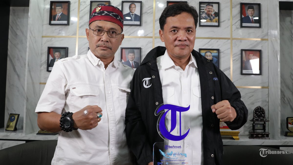 Ketua Komisi III DPR Habiburokhman bersama Direktur Pemberitaan Tribun Network Febby Mahendra Putra membuat vlog usai wawancara khusus dengan Tribunnews.com di Kompleks Parlemen, Senayan, Jakarta, Rabu (30/7/2025). TRIBUNNEWS/IRWAN RISMAWAN