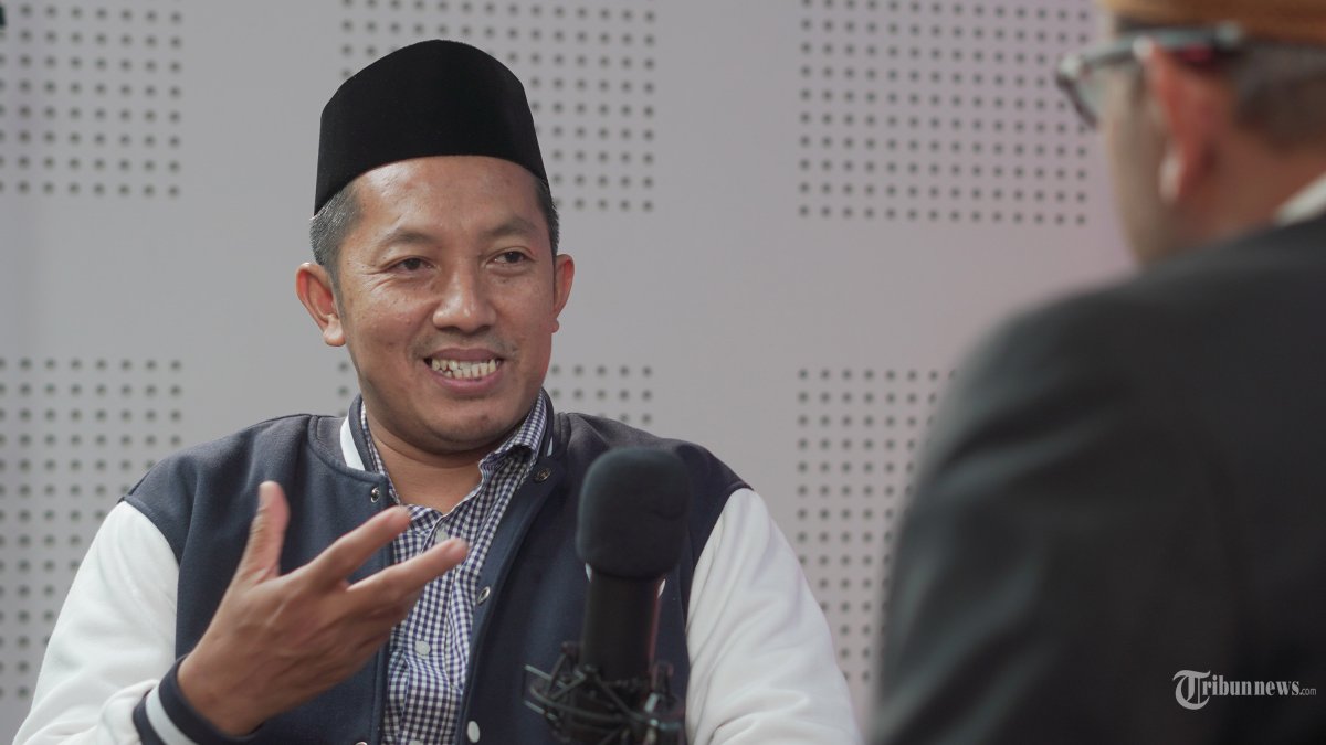 WAWANCARA KHUSUS - Ketua Umum GP Ansor Addin Jauharuddin saat diwawancarai secara khusus oleh Direktur Pemberitaan Tribun Network Febby Mahendra Putra di Studiio Tribun Network, Jakarta, Jumat (7/2/2025) malam. Addin mengatakan akan ada pembentukan satgas pangan Banser untuk mengawal program unggulan pemerintah, Makan Bergizi Gratis (MBG). TRIBUNNEWS/IMANUEL NICOLAS MANAFE