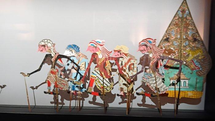 IBADAH HAJI 2025 - Batik ditampilkan dalam Islamic Arts Biennale 2025 yang berlangsung di Hajj Terminal West Bandara Internasional King Abdul Azis Jeddah, Arab Saudi, Sabtu (24/5/2025).