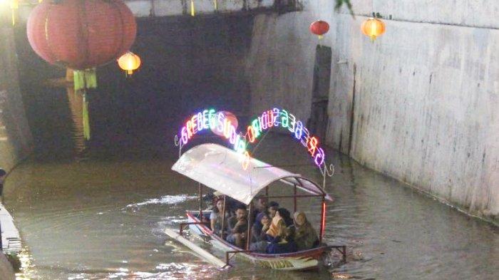 Wisata perahu hias di Kali Pepe dalam rangkaian Grebeg Sudiro 2025.