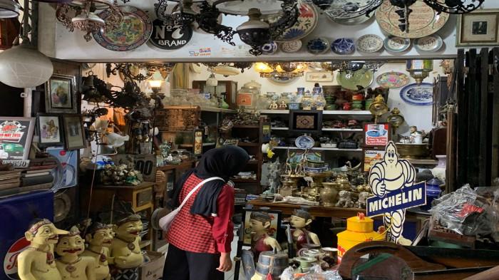 Wisatawan tengah asyik melihat koleksi barang antik di Pasar Triwindu
