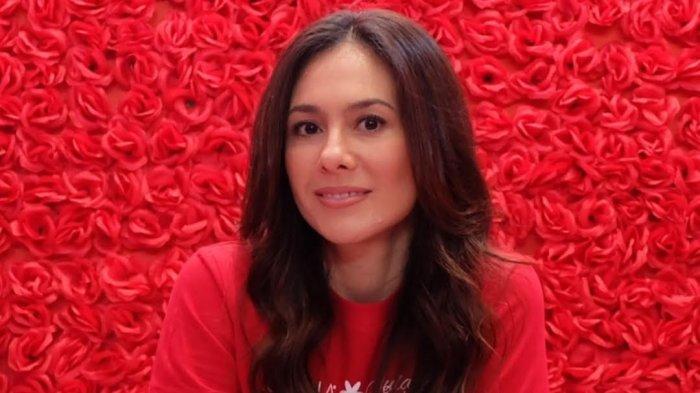 TETAP GLOWING - Wulan Guritno, 44 tahun, ditemui di JCC Senayan, Jakarta, Kamis (3/7/2025). Penampilan fisiknya terlihat lebih muda dari usianya.