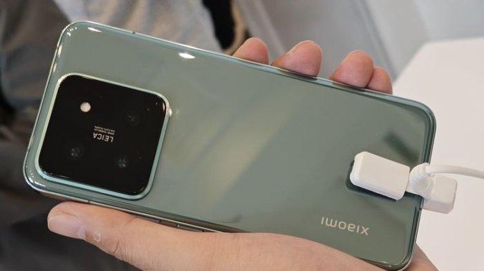 HP XIAOMI - Dalam foto: Xiaomi 14 warna jade atau hijau yang dipamerkan dalam acara peluncurannya di Jakarta, Selasa (26/3/2024).