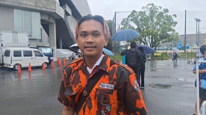 Yandi tampil dengan rambut berwarna pink dan mengenakan baju ormas Pemuda Pancasila.





PAKAI SERAGAM- Yandi langsung menjelaskan bahwa kehadirannya di Stadion Suita bukan untuk menjaga parkiran, Yandi justru ingin mendukung Timnas Indonesia berlaga menghadapi Jepang.