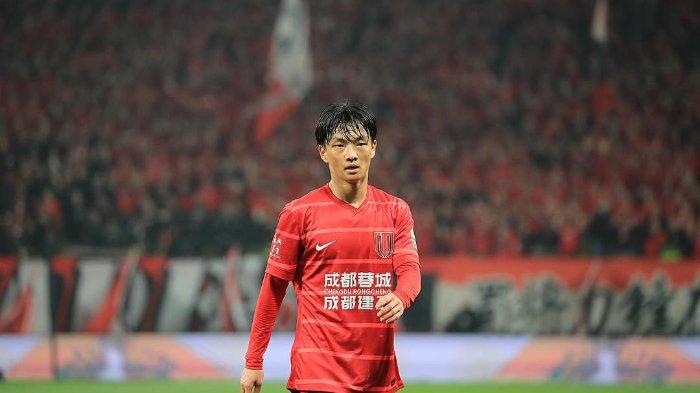 NATURALISASI TIMNAS CHINA - Pemain naturalisasi terbaru Timnas China Yang Ming-Yang ketika memperkuat CD Rongcheng di kompetisi Super League China 2024/2025. (Instagram Rongcheng 20/5/2025)