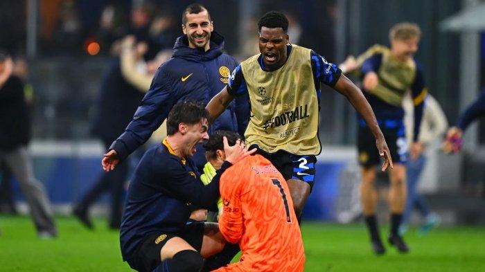 SELEBRASI INTER - Para pemain Inter Milan mendatangi kiper Yann Sommer setelah pertandingan menghadapi Barcelona di leg kedua semifinal Liga Champions 2024/2025, Rabu (7/5/2025). (Website Inter Milan - 7/5/2025)