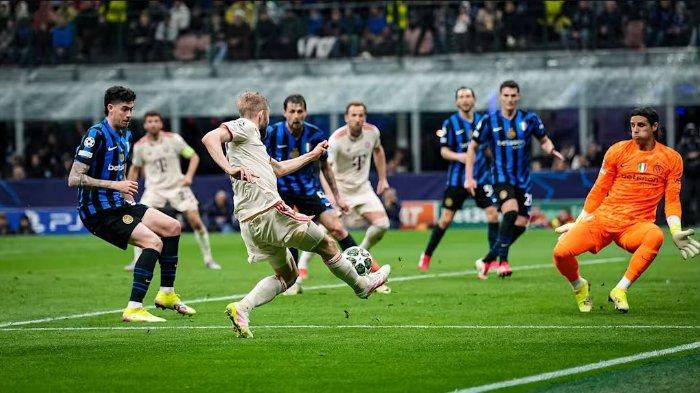 INTER VS MUNCHEN - Yann Sommer (jersey oranye) melakukan penjagaan terhadap pemain lawan yang akan melepaskan tembakan pada pertandingan leg 2 perempat final Liga Champions 2024/2025 antara Inter Milan vs Bayern Munchen di Giuseppe Meazza Stadium, Kamis (17/4/2025) dini hari WIB.