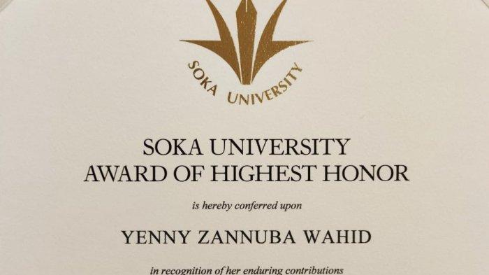 TOKOH PERDAMAIAN - Aktivis perdamaian dan Direktur Wahid Foundation, Yenny Wahid menerima penghargaan tertinggi dari Universitas Soka, Jepang, pada 18 Maret 2025, lalu. Yenny Wahid menerima penghargaan sebagai pengakuan atas kontribusinya yang luar biasa dalam membangun masyarakat inklusif, memberdayakan perempuan, dan menyebarkan nilai-nilai perdamaian di seluruh dunia.