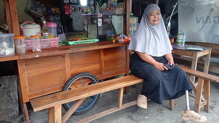 BAZNAS MENGUBAH HIDUP - Yessi Anisa (32) berfoto di angkringan miliknya di Karangasem, Surakarta, Selasa (25/2/2025). Bantuan dari Baznas Surakarta digunakan Yessi Anisa untuk bangkit dari keterpurukan setelah mengalami kecelakaan. Yessi mulai merintis usaha dan kini perlahan mulai berkembang. (Tribunnews.com/Chrysna)