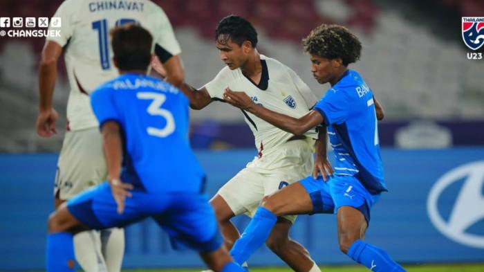 Yotsakon Burapha (Thailand) berebut bola dengan Otu Bisong (Filipina) di Piala AFF U23 2025