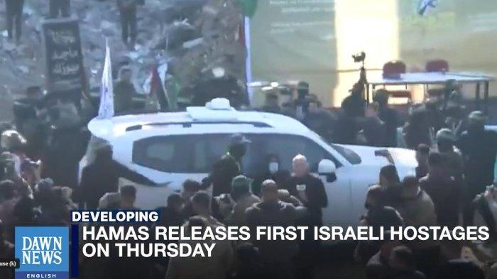 PERTUKARAN SANDERA - Tangkapan layar yang diambil pada Kamis (30/1/2025) mempelihatkan penyerahan sandera Israel bernama Agam Berger oleh Hamas pada Kamis (30/1/2025).
IDF telah mengkonfirmasi bahwa Agam Berger telah menyebrang perbatasan dan memasuki wilayah Israel.