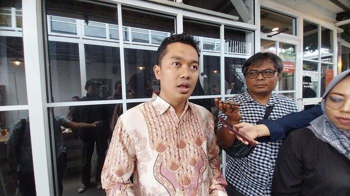 Guntur Abdurrahman, kuasa hukum pengaca keluarga BS, terdakwa kasus dugaan pencabulan anak dan pengancaman pembunuhan di Kabupaten Agam, Sumatera Barat. BS dinyatakan bebas dari penjara dan tak diharuskan membayar denda Rp 5 miliar.