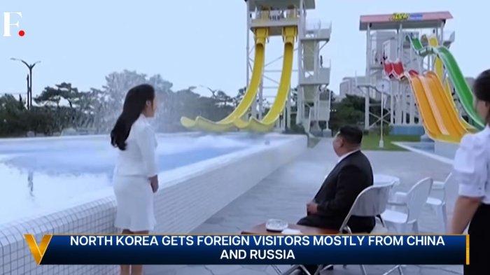 WISATA BARU KORUT - Tangkap layar YouTube Firstpost pada 27 Juni 2025, memperlihatkan momen saat Kim Jong Un tur di resor pantai barunya. Korea Utara membuka wisata pantai terbaru menargetkan wisatawan Rusia
