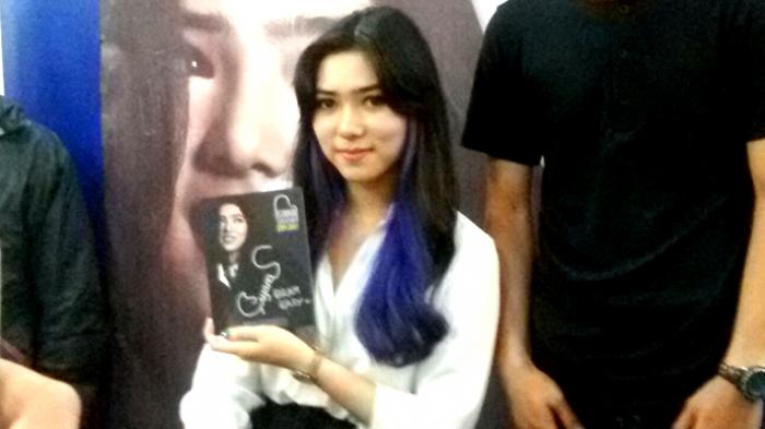 Isyana Sarasvati menangis di atas panggung