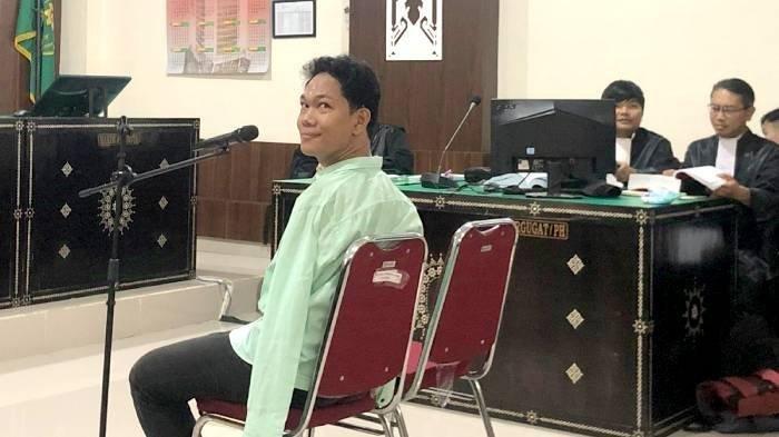 SIDANG AGUS BUNTUNG - Terdakwa kasus dugaan pelecehan seksual I Wayan Agus Suartama alias Agus Buntung melempar senyum sebelum dimulainya persidangan di Pengadilan Negeri Mataram, Senin (3/2/2025). Agus Buntung sempat bercerita soal kecepatan mobil tahanan Kejaksaan Negeri Mataram yang membawanya ke pengadilan hari ini.