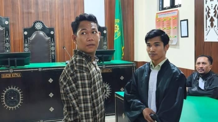 SIDANG AGUS BUNTUNG - Terdakwa kasus dugaan pelecehan seksual I Wayan Agus Suartama didampingi penasihat hukumnya seusai menjalani sidang di Pengadilan Negeri Mataram, Senin (5/5/2025). Tuntutan maksimal terhadap Agus Buntung diajukan berdasarkan keterangan para saksi dan ahli dan beberapa alat bukti.