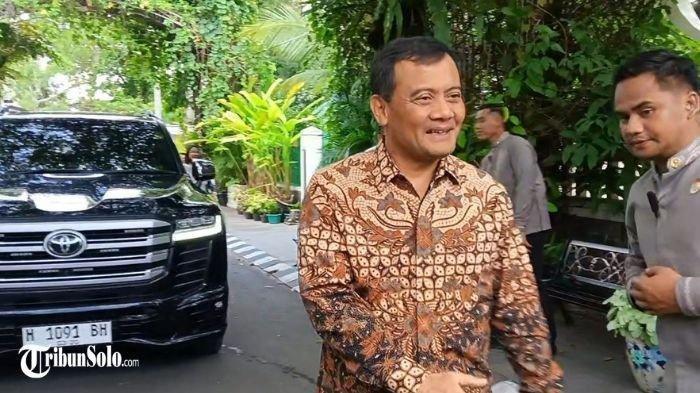 TEMUI JOKOWI : Gubernur Jateng Ahmad Luthfi menemui Jokowi di kediaman pribadi Presiden RI ke-7 di momen Lebaran, Senin (31/3/2025) siang. Ahmad Luthfi nampak datang sendirian ke rumah Jokowi pada Minggu siang sekitar pukul 14.40 WIB.