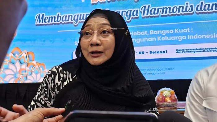 PARENTING - Praktisi Neuro Parenting Skill dr. Aisah Dahlan., CMHt., CM. NLP dalam kegiatan ‘Bincang Keluarga: Membangun Keluarga Harmonis dan Tangguh’ yang dilaksanakan  di Ballroom kantor Kemendukbangga)/ BKKBN pada Senin (14/4/2025).