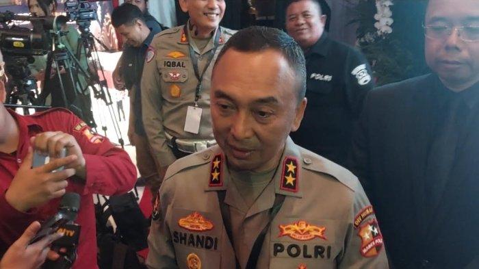 KASUS PENCABULAN - Kadiv Humas Polri Irjen Sandi Nugroho menyatakan Polri akan transparan dan akuntabel dalam menangani kasus pencabulan Kapolres Ngada nonaktif AKBP Fajar Widyadharma Lukman Sumaatmaja. Yang bersangkutan masih diperika oleh Div Propam Polri di mana hasilnya belum diungkap. (Tribunnews.com/Reynas Abdila)