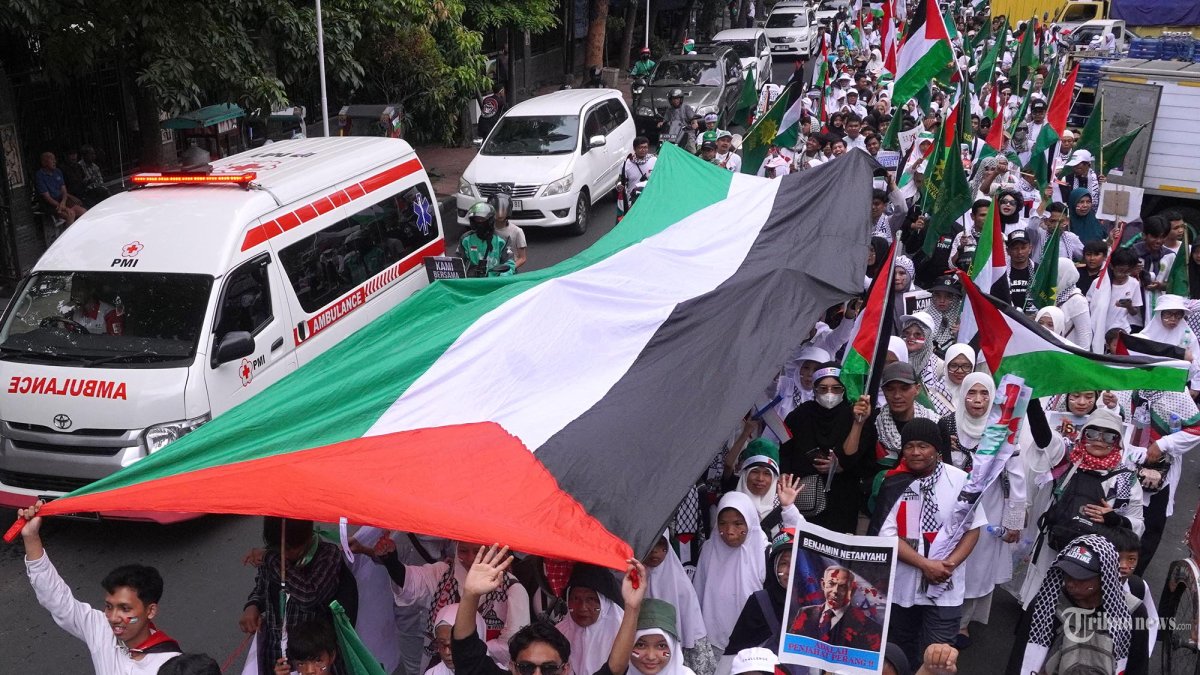 Massa dari Persatuan Islam (Persis) Kota Bandung melakukan long march dalam rangkaian Aksi Bela Palestina melintas di Jalan Moch. Toha, Kota Bandung, Jawa Barat, Sabtu (25/11/2023). Aksi yang diikuti ribuan Keluarga Besar Persis Kota Bandung bersama badan otonomnya tersebut sebagai bentuk komitmen keberpihakan demi kebebasan Palestina dari pendudukan Israel. (TRIBUN JABAR/GANI KURNIAWAN)