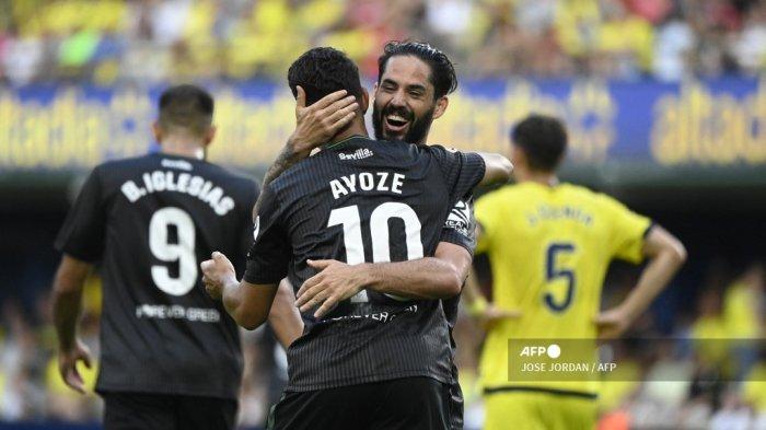 Gelandang Spanyol Real Betis #10 Ayoze Perez merayakan gol pertama timnya dengan gelandang Spanyol Real Betis #22 Isco selama pertandingan sepak bola Liga Spanyol antara Villarreal CF dan Real Betis di stadion La Ceramica di Vila-real pada 13 Agustus 2023.