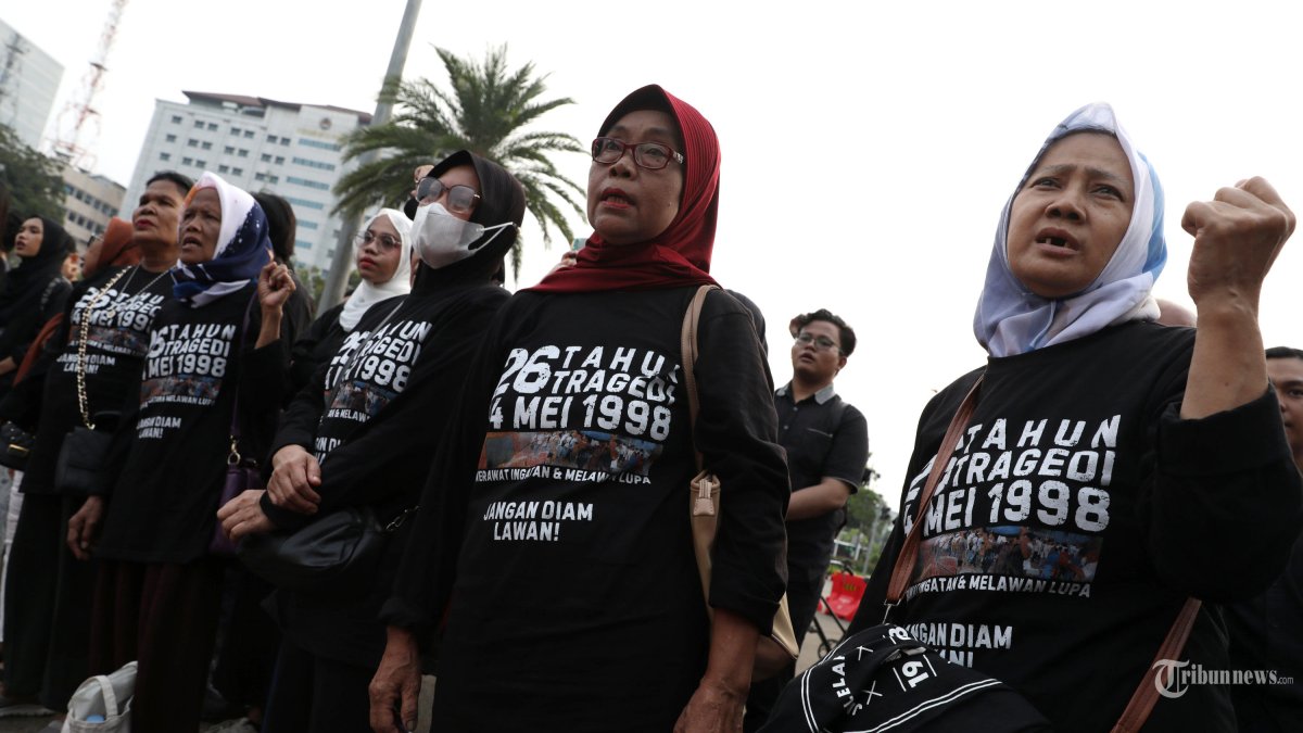 Aktivis Jaringan Solidaritas Korban untuk Keadilan melakukan aksi teatrikal saat mengikuti Aksi Kamisan ke-815 di seberang Istana Merdeka, Jakarta, Kamis (2/5/2024). Aksi Kamisan kali ini sekaligus memperingati 26 Tahun Tragedi 13-15 Mei 1998 di Semanggi. TRIBUNNEWS/IRWAN RISMAWAN