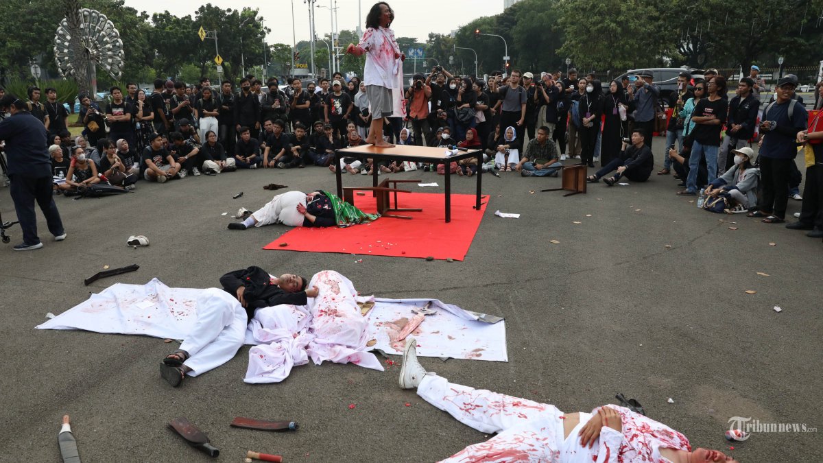 Aktivis Jaringan Solidaritas Korban untuk Keadilan melakukan aksi teatrikal saat mengikuti Aksi Kamisan ke-815 di seberang Istana Merdeka, Jakarta, Kamis (2/5/2024). Aksi Kamisan kali ini sekaligus memperingati 26 Tahun Tragedi 13-15 Mei 1998 di Semanggi. TRIBUNNEWS/IRWAN RISMAWAN