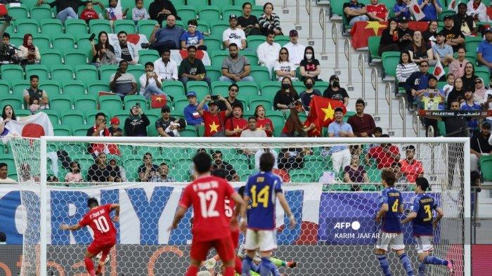 Penyerang Vietnam #10 Pham Tuan Hai (Kiri) mencetak gol kedua timnya pada pertandingan sepak bola Grup D Piala Asia AFC Qatar 2023 antara Jepang dan Vietnam di Stadion Al-Thumama di Doha pada 14 Januari 2024.