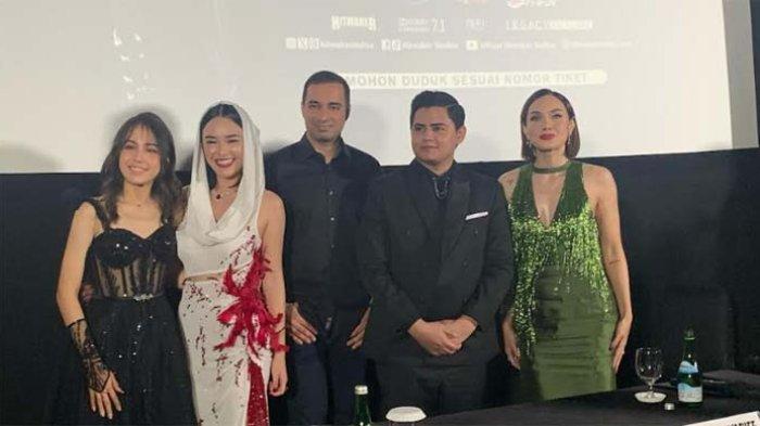 Para pemain film Indigo usai menggelar jumpa pers di XXI Senayan City, Jakarta Selatan, Jumat (13/10/2023)