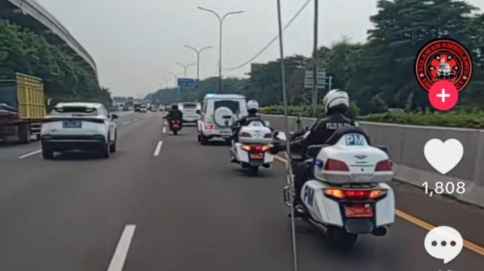 IRINGAN MOBIL PRESIDEN - Rombongan mobil Presiden R1 memberi jalan ambulans yang sedang melintas di Jalan Tol Jagorawi.