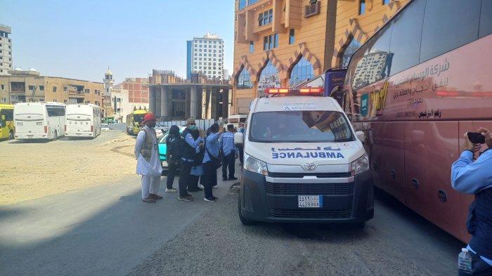MBULANS JEMAAH HAJI - Ada suasana menegangkan saat jemaah haji kloter 13 Debarkasi JKG akan meninggalkan kota Mekah dengan 8 bus, Minggu (15/6/2025). Seorang anggota kloter tiba-tiba sesak napas. Petugas sigap memanggil ambulans untuk membawa jemaah ke fasilitas kesehatan.