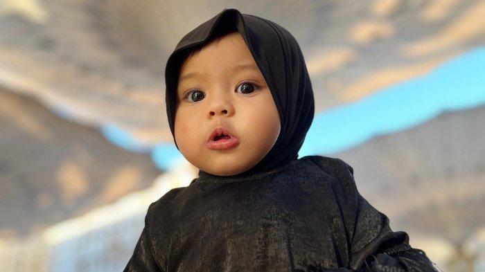 Ameena Atta pakai hijab.