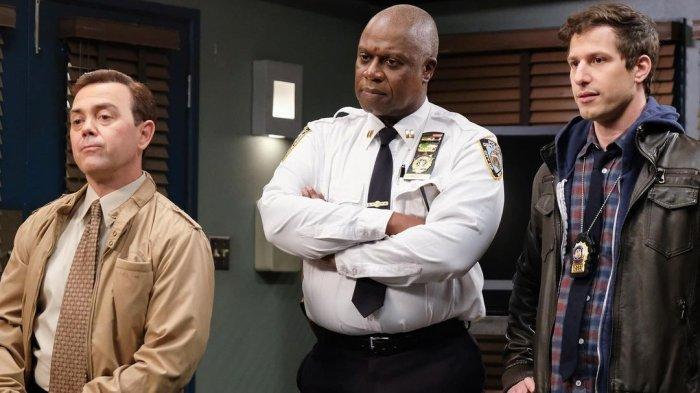 Andre Braugher (tengah) dalam serial komedi TV “Brooklyn Nine-Nine”