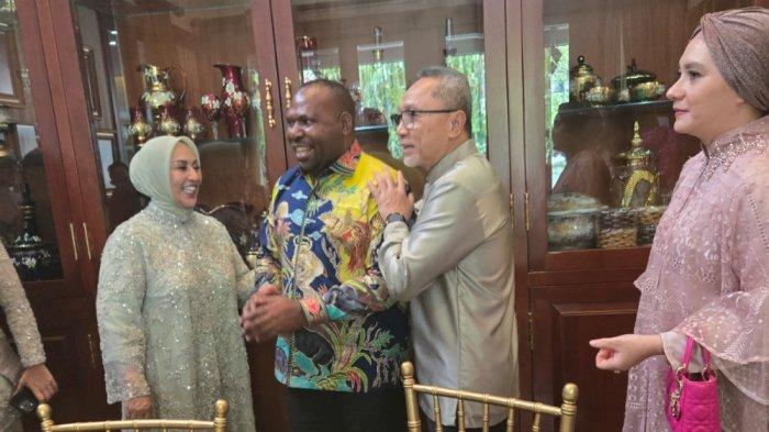 SILATURAHMI LEBARAN - Bupati Kabupaten Intan Jaya, Papua Tengah Aner Maisini menyambangi rumah Ketua Umum PAN yang sekaligus Menko Pangan Zulkifli Hasan dan anggota Kabinet Merah Putih (KMP) untuk bersilaturahmi.
