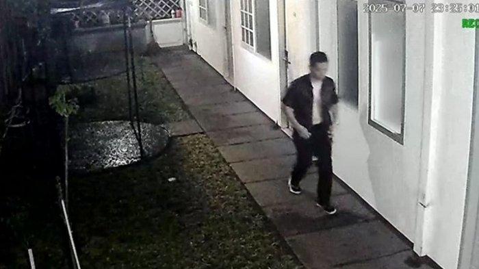 KEMATIAN DIPLOMAT MUDA - Tangkapan layar pada video CCTV yang menunjukkan aktivitas Diplomat Muda, Arya Daru, Senin (7/7/2025). Kamera pengawas itu menunjukkan jika Arya sempat membuang plastik hitam pada malam hari, sebelum ditemukan meninggal dunia Selasa (8/7/2025) pagi.