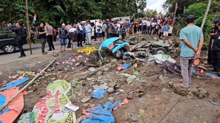 REMUK : Penampakan mobil angkot yang mengalami kecelakaan dengan truk dump pengangkut pasir di Jalan Provinsi Magelang–Purworejo, tepatnya di wilayah Desa Kalijambe, Kecamatan Bener, Kabupaten Purworejo, Jawa Tengah, pada Rabu (7/5/2025) sekitar pukul 11.00 WIB. (ist)