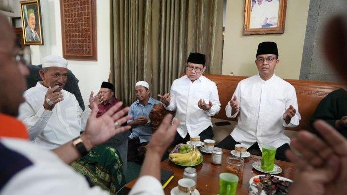 Anies Baswedan dan Muhaimin Iskandar (Gus Imin) menyambangi kediaman Pengasuh Pondok Pesantren Bumi Sholawat, KH Agoes Ali Masyhuri di Sidoarjo, Minggu (15/10/2023).