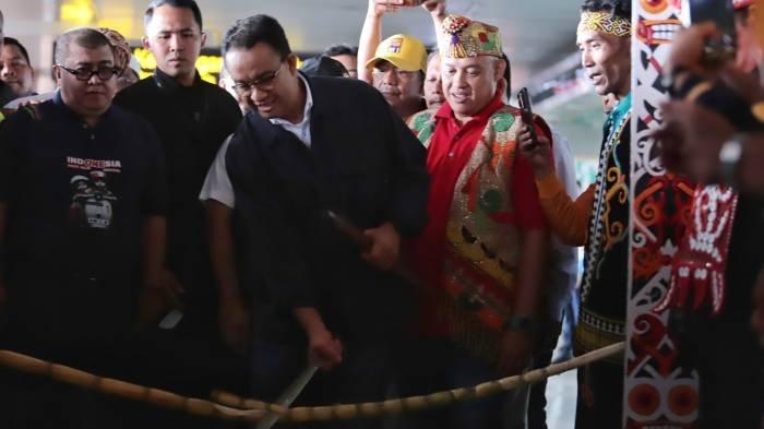 Tiba Di Kalimantan Barat Anies Disambut Dengan Prosesi Adat Potong