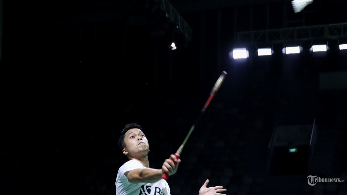 Pebulu tangkis tunggal putra Indonesia Anthony Sinisuka Ginting mengembalikan kok ke arah pebulu tangkis tunggal putra Jepang Kenta Nishimoto dalam babak pertama Indonesia Open 2024 di Istora Senayan, Jakarta, Selasa (4/6/2024). Anthony Ginting gagal melaju ke babak selanjutnya setelah kalah dengan skor 21-17, 11-21 dan 8-21.?TRIBUNNEWS/IRWAN RISMAWAN