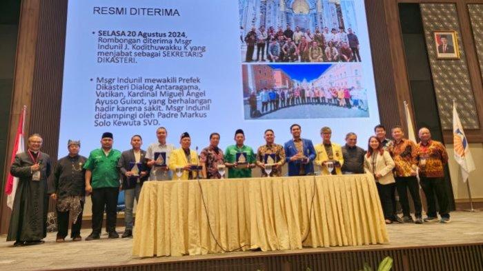 FOTO BERSAMA: Tujuh Ketua Umum Ormas Pemuda Lintas Agama foto bersama Ketua Komisi HAK KWI, Mgr Christophorus Tri Harsono, Sekretaris Komisi HAK KWI Rm Aloysius Budi Purnomo Pr, Romo Damianus Fadjar Tedjo Soekarno Pr (Keuskupan Malang),  Herman Handoko (CEO PT Finansial Integrasi Teknologi/Pinjam Modal), Erben Noerman (COO PT Mitra Rukun Sejati)Asni Ovier Dengen Paluin (Ketua PWKI) dan Mercy Tirayoh (Wakil Ketua PWKI) dan Pengajar Bidang Ideologi Lemhannas RI,  AM Putut Prabantoro , usai pemberian anugerah Sehati Seperjalanan di KWI, Jakarta, Selasa (25/2/2025).