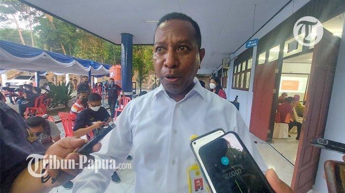 Apolo Safanpo saat menjabat Rektor Universitas Cenderawasih.