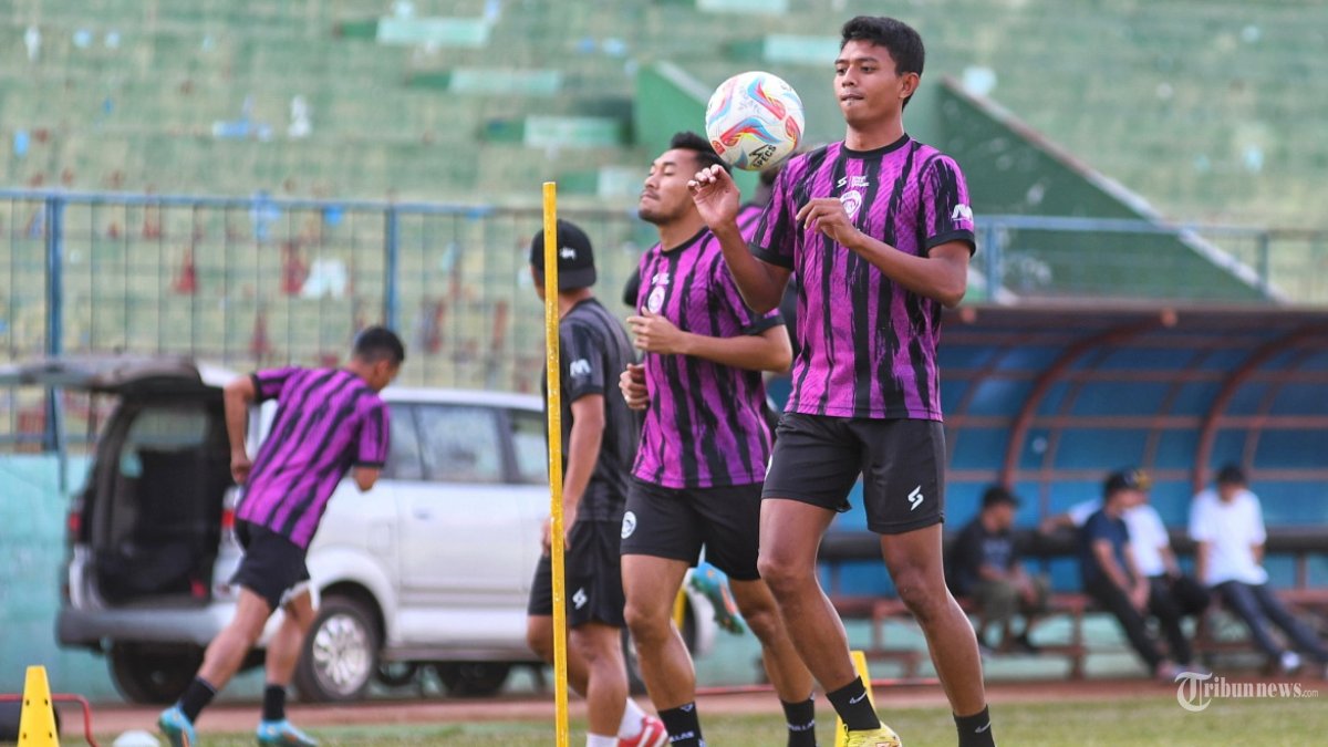 Pesepakbola Arema FC Dedik Setiawan mengontrol bola dalam sesi latihan di Stadion Gajayana, Kota Malang, Jawa Timur, Kamis (24/8/2023). Arema FC melakukan persiapan jelang lawan Persikabo 1973 dalam laga lanjutan Liga 1 2023 pada Senin (28/8/2023) mendatang. SURYA/PURWANTO