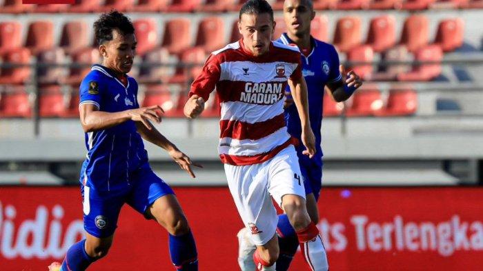 Pemain Madura United asal Belanda Jordy Wehrmann dalam kejaran pemain Arema FC Arkhan Fikri selama pertandingan grup B Piala Presiden 2024 di Stadion Kapten I Wayan Dipta, Jumat (26/7/2024).