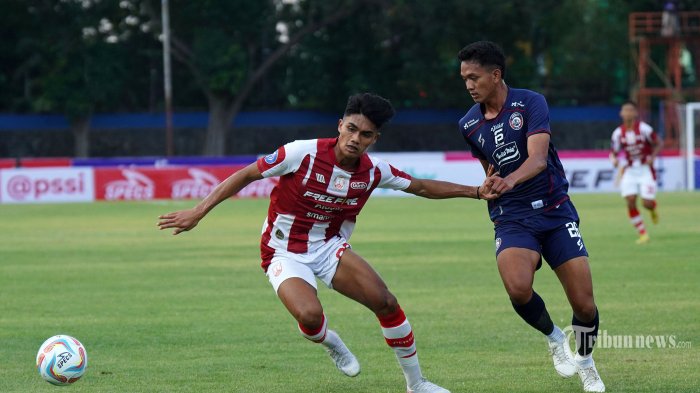Pesepak bola Arema FC, Achmad Figo Ramadani (kanan) mengadang pesepak bola Persis Solo, Ramadhan Sananta dalam lanjutan Liga 1 2023/2024 pekan 5 antara Persis Solo vs Arema FC di Stadion Sriwedari, Solo, Minggu (30/7/2023) sore. Persis Solo ditahan imbang Arema FC 1-1 (0-1). TRIBUNNEWS/Muhammad Nursina