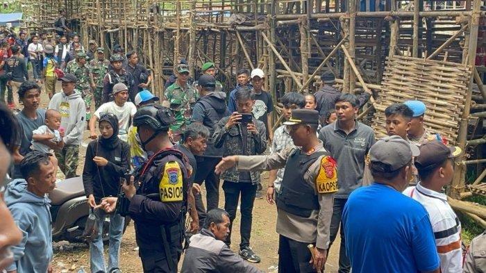 GEREBEK ADU BAGONG - Suasana saat sejumlah petugas gabungan di Kabupaten Pangandaran menertibkan arena adu bagong, Minggu (6/4/2025)