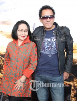 GALA PREMIERE - Arthur Kaunang & Isteri, pada acara gala premiere film David & Golitah di CGV Blitz, Mal Grand Indonesia, Jakarta Pusat, Senin (14/3). Film ini bercerita tentang kehidupan nabi David. WARTA KOTA/nur ichsan