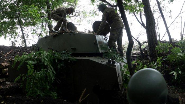 Artileri Ukraina memegang posisi di garis depan dekat kota Bakhmut, wilayah Donetsk, pada 15 Juli 2023, di tengah invasi Rusia ke Ukraina.